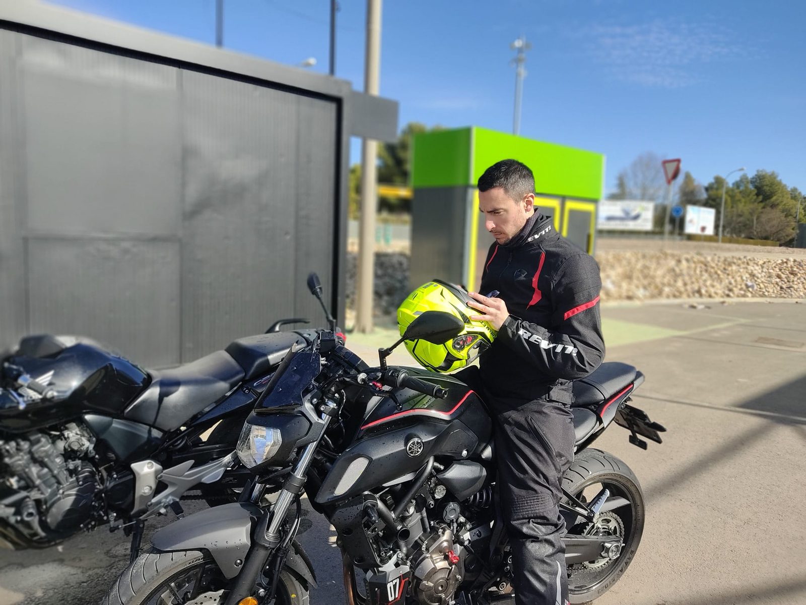Daniel preparando el casco antes de salir en moto